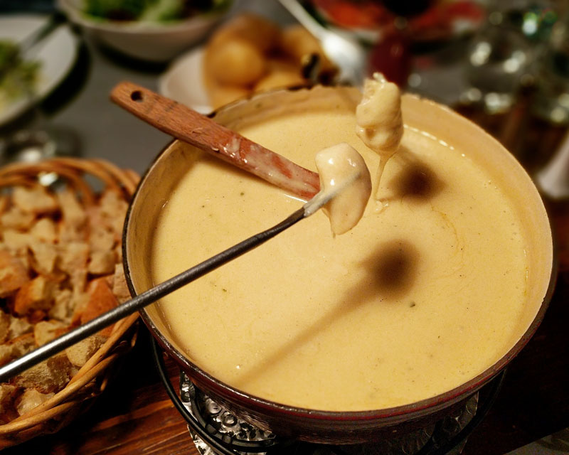 cheese-fondue-with-bread-K2WY6W4